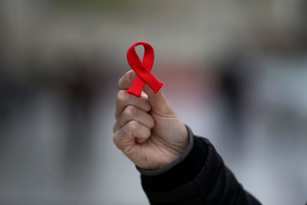 Journée mondiale de lutte contre le SIDA : "On a pris un retard monumental" avec la crise sanitaire