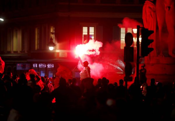 Mondial 2022: les Marocains font la fête à Nice, quelques débordements