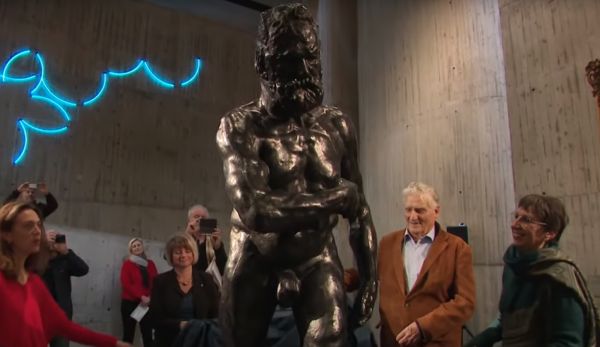 Dégradations, inauguration : les statues de Victor Hugo chahutées