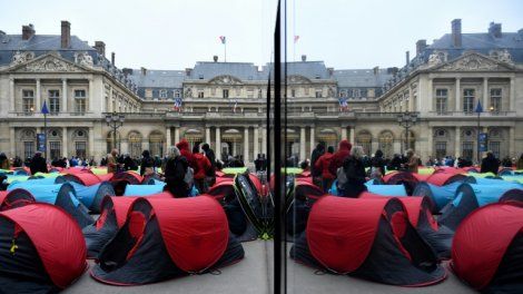 200 jeunes migrants sans-abri installent des tentes devant le Conseil d'Etat