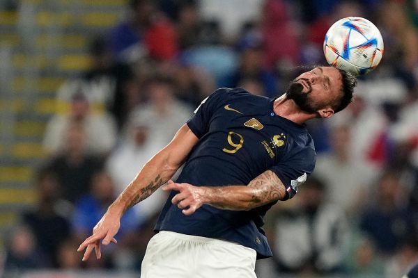 La Fédération écossaise limite le jeu de tête pendant l'entraînement de football et nourrit le débat sur les dommages cérébraux