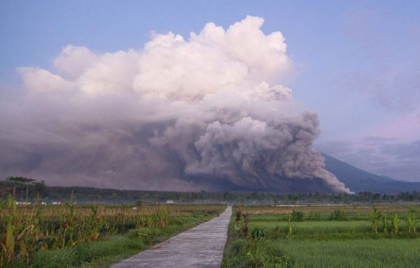 Indonésie : Le volcan Semeru entre en éruption, 2.000 personnes évacuées
