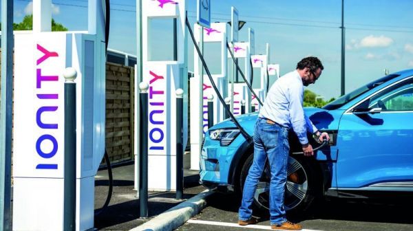 Coupures d'électricité : la Suisse, premier pays au monde à restreindre la circulation des voitures électriques ?