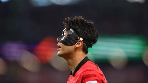 Coupe du monde au Qatar : pourquoi certains footballeurs portent-ils un drôle de masque ?