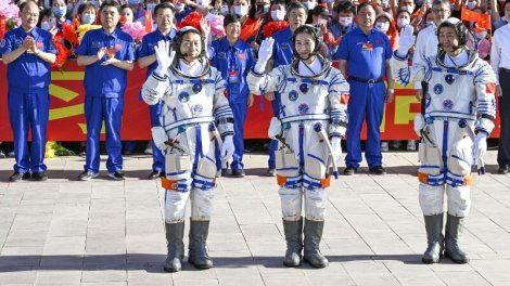 Trois astronautes chinois reviennent sur Terre avec succès