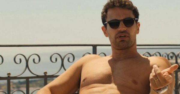 Theo James choqué par son faux pénis "énorme" dans The White Lotus