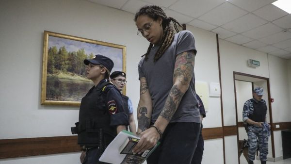 La basketteuse américaine Brittney Griner libérée de Russie et échangée contre un trafiquant d'armes