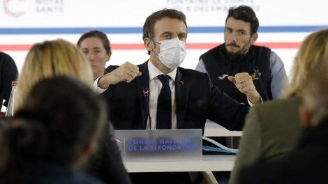Covid-19 : Emmanuel Macron porte à nouveau le masque, évoquant "pédagogie" et "esprit de responsabilité"