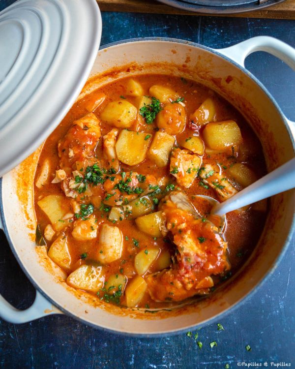 Marmite de poissons à la tomate, pommes de terre et oignons