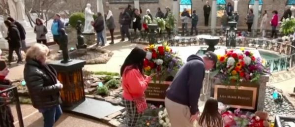 La chanteuse Lisa Marie Presley repose désormais près de son père Elvis dans sa demeure de Graceland dans le Tennessee, où des centaines d'admirateurs et proches se sont rassemblés pour une [...]