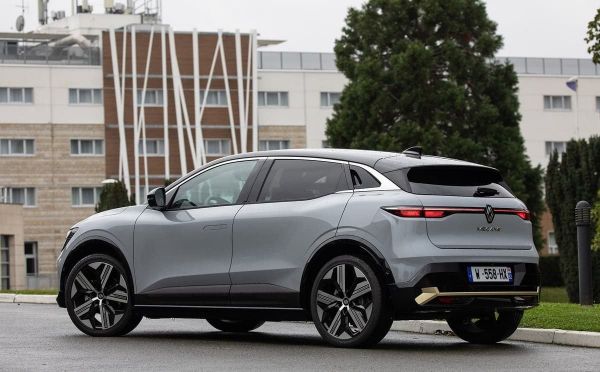 Renault et Peugeot vont-ils devoir baisser le prix de leurs électriques ?