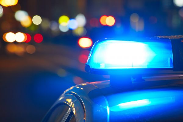 Il tombe en panne de voiture ivre et sans permis, sa meilleure idée est d’appeler la police à la rescousse