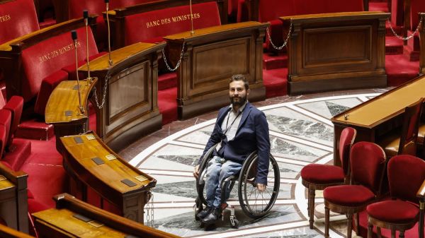 "Je vais pouvoir avoir une place au sein de l'hémicycle" : Sébastien Peytavie, premier député en fauteuil roulant, s'installe à l'Assemblée nationale