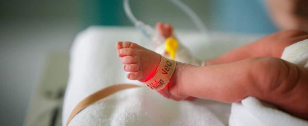 Un bébé meurt après avoir été trouvé entre sa mètre endormie et une chaise