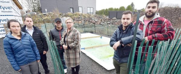 Ruinés par leur nouvelle piscine: des installateurs avides d'argent les menacent