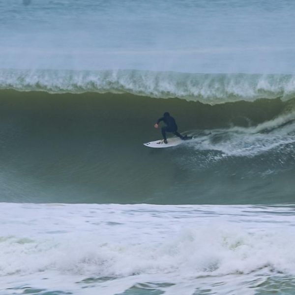 Des tubes glacés pour une session de surf brûlante à Hossegor