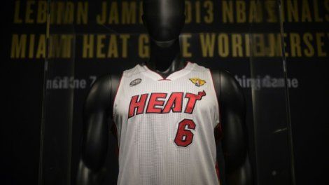 3,7 millions de dollars pour un maillot de LeBron James aux enchères à New York