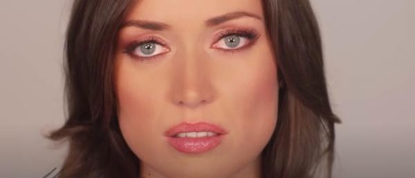 Le clip de "Mal de toi", le dernier titre de la chanteuse Elsa Esnoult, cartonne sur Youtube en comptabilisant plus d'un million de vues en... une semaine ! - Regardez