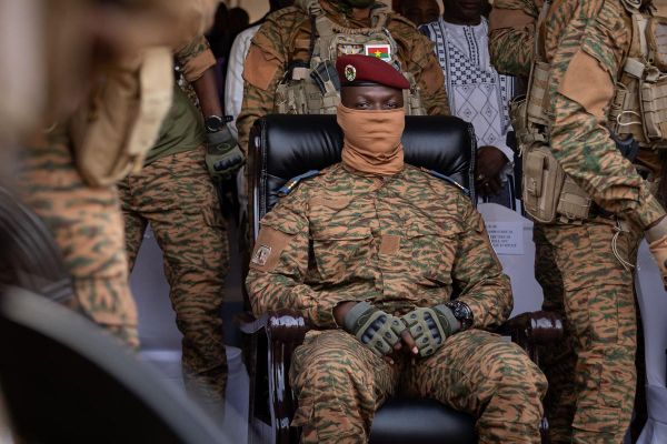 Burkina : le capitaine Traoré maintient les relations avec Paris, dément la présence de Wagner