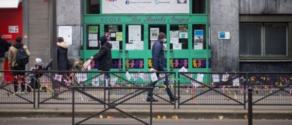 Paris : Plus de 200 migrants sont entrés par effraction ce matin dans une école désaffectée du 15e et l'occupent à l'initiative de "United Migrants" - Le membre de l'association présent [...]