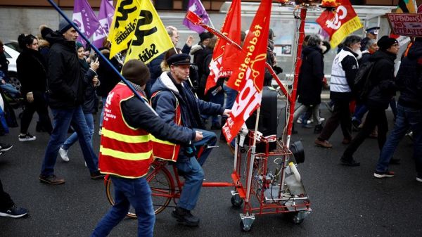 En direct - Grève contre la réforme des retraites : moins de perturbations ce mardi pour la troisième journée de mobilisation