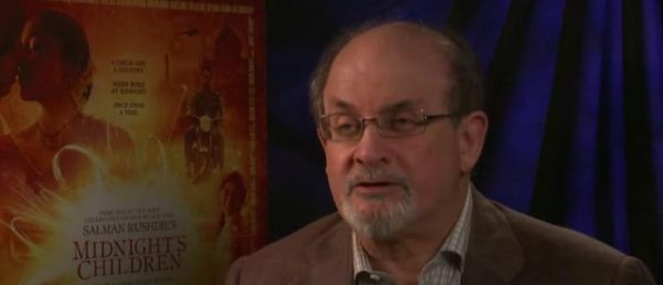 Six mois après avoir été agressé à coups de couteau, l'écrivain britannique Salman Rushdie poste une photo de lui avec un cache-oeil