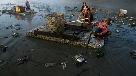 Plastique, canettes et... cadavres: avec les nettoyeurs des rivières de Rangoun