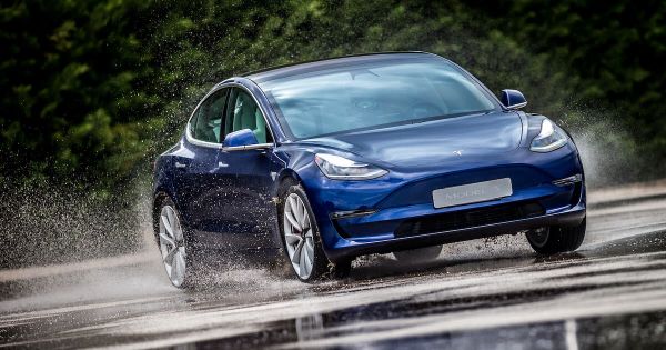 Automobile - Actualité. Mais pourquoi Tesla brade ses voitures en ce moment ?