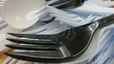 Vaisselle réutilisable: le gouvernement menace les mauvais élèves de la restauration rapide