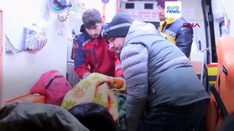 Séisme en Turquie : des sauvetage d' "enfants miraculeux" coincés sous les gravats
