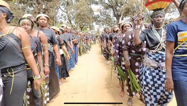 « Ne touche pas à ma culture ». La communauté Baga dans la rue en soutien à D’mba