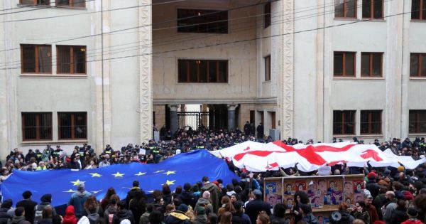 Géorgie : Les projets de loi sur les « agents étrangers » portent atteinte aux droits