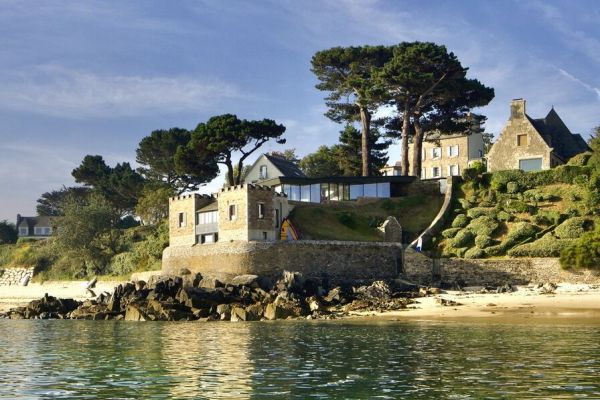 En Bretagne, une maison de verre sous un toit de schiste