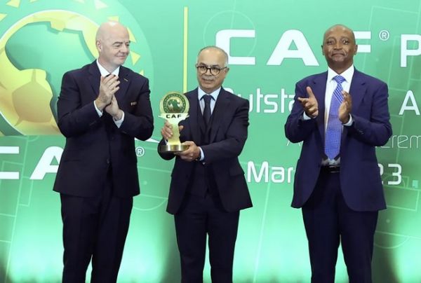 Le Roi Mohammed VI après la remise du “Prix de l’Excellence 2022 de la CAF” à Kigaly :  “J’annonce que le Royaume du Maroc a décidé, avec l’Espagne et le Portugal, de présenter [...]