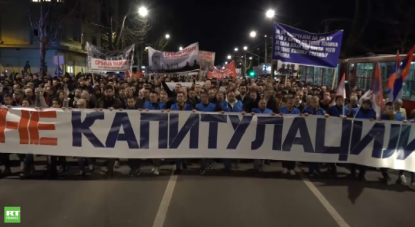Serbie : des milliers de personnes à Belgrade contre la proposition de l'UE sur le Kosovo (VIDEO)