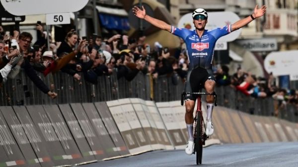 Milan-Sanremo: Mathieu van der Poel vainqueur, 62 ans après son grand-père Raymond Poulidor