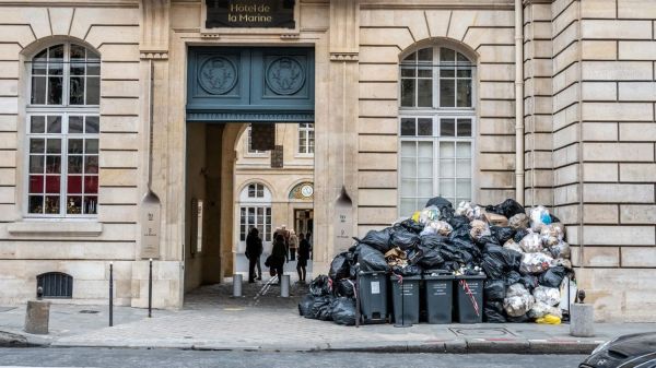 Grève des éboueurs à Paris : la situation se stabilise, cinq garages de camions-bennes ont repris une activité