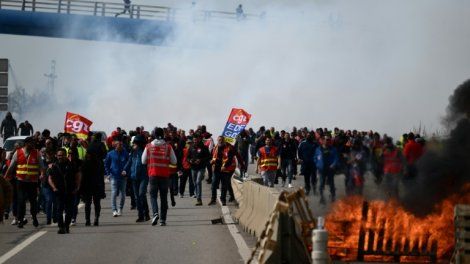 Macron s'adresse aux Français, polémique sur "la foule" sans "légitimité