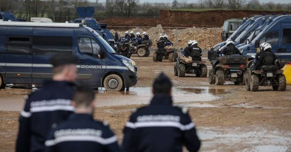 Deux-Sèvres: plus de 3.000 gendarmes et policiers mobilisés pour défendre les "bassines"