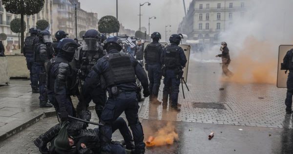 Manifestations en France : un test pour l'engagement du gouvernement envers les droits humains