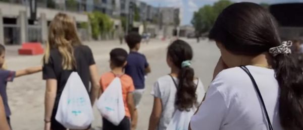 Un enfant sur dix ne part pas en vacances pour des raisons financières, et une proportion équivalente a des parents qui se privent de vacances pour qu'ils puissent partir sans eux, selon une étude