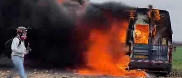 EN DIRECT - Sainte Soline - Un manifestant est toujours entre la vie et la mort après les violents affrontements de samedi, confirme le parquet de Niort - 29 gendarmes ont également été [...]