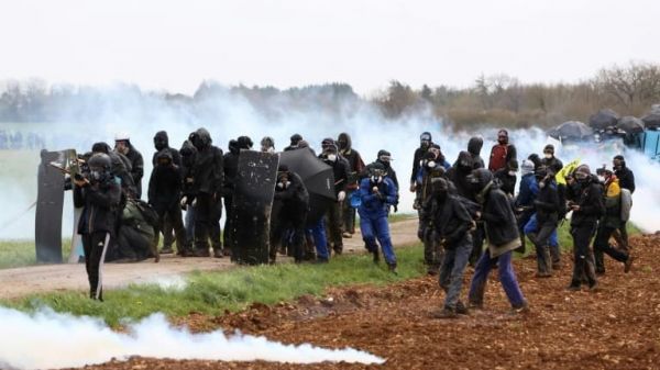 Affrontements à Sainte-Soline: la LDH met en cause les forces de l'ordre