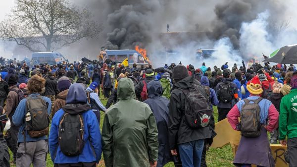 Mégabassines à Sainte-Soline: 45 plaintes déposées par des gendarmes après de violents affrontements