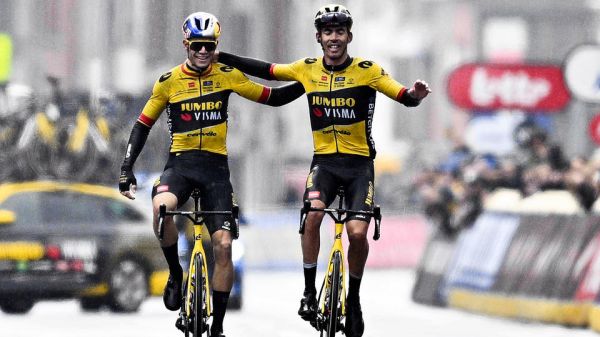 Cyclisme : arrivé main dans la main avec Christophe Laporte, Wout Van Aert laisse la victoire à son coéquipier sur Gand-Wevelgem (vidéo)
