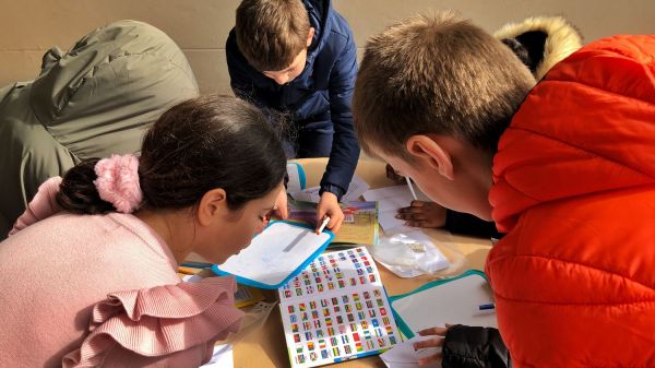 REPORTAGE. "Innover et continuer d'innover" : en Seine-Saint-Denis, une institutrice mise sur les contes et les jeux pour faire progresser ses élèves