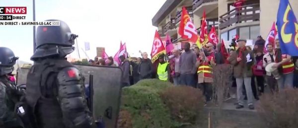 Emmanuel Macron dans les Hautes-Alpes: Regardez les manifestants présents à Savines-le-Lac ce matin avant l'arrivée du président - VIDEO