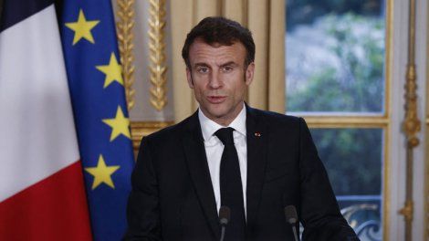Retraites : Emmanuel Macron reconnaît "une contestation sociale", mais "ça ne veut pas dire que tout doit s'arrêter"