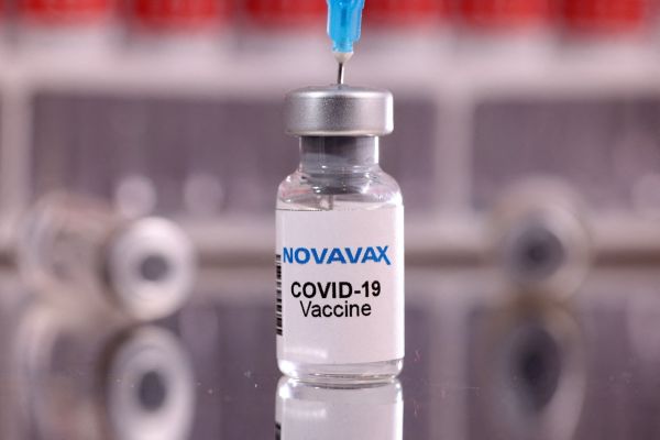 Covid-19 : la HAS recommande de «lever l'obligation de vaccination» des soignants, le gouvernement prêt à «suivre cet avis»