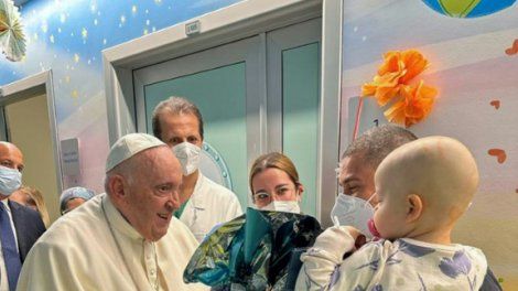 Hospitalisé, le pape fait une visite surprise à des enfants malades
